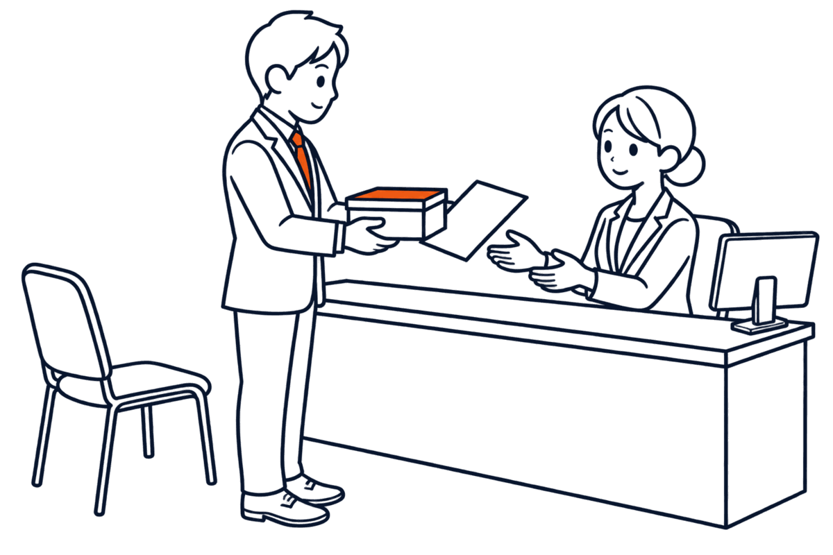 銀行員が一人で登記所のカウンターに立ち、蓋を閉じた箱と書面を職員に差し出している