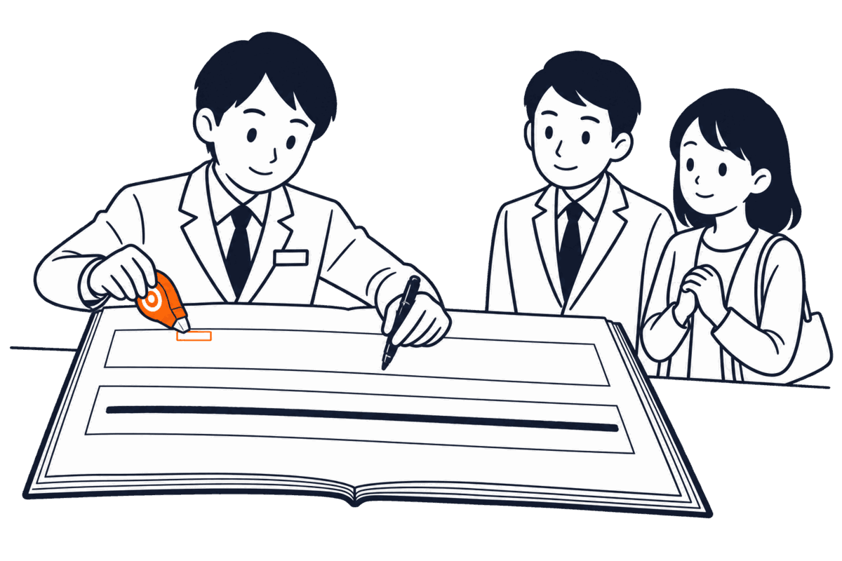 職員が台帳の二つの行を見比べ、一方は一部に修正テープ、他方は全体に取り消し線を引く