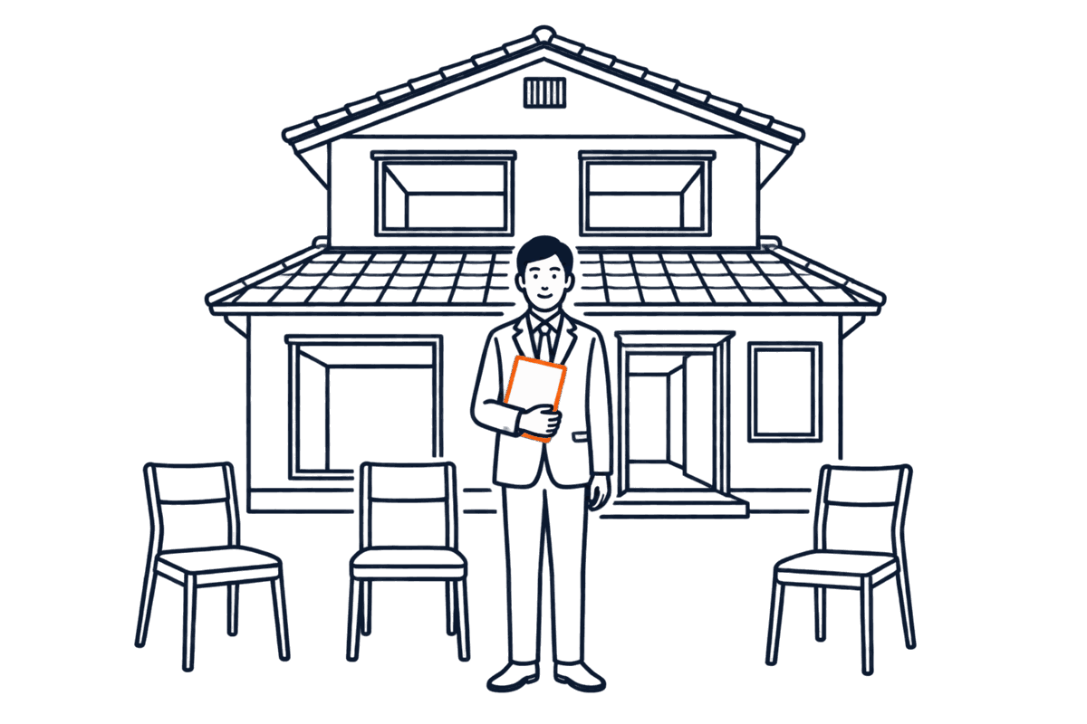空っぽの家の前に清算人がリストを持って立ち、周りに空の椅子が3つある