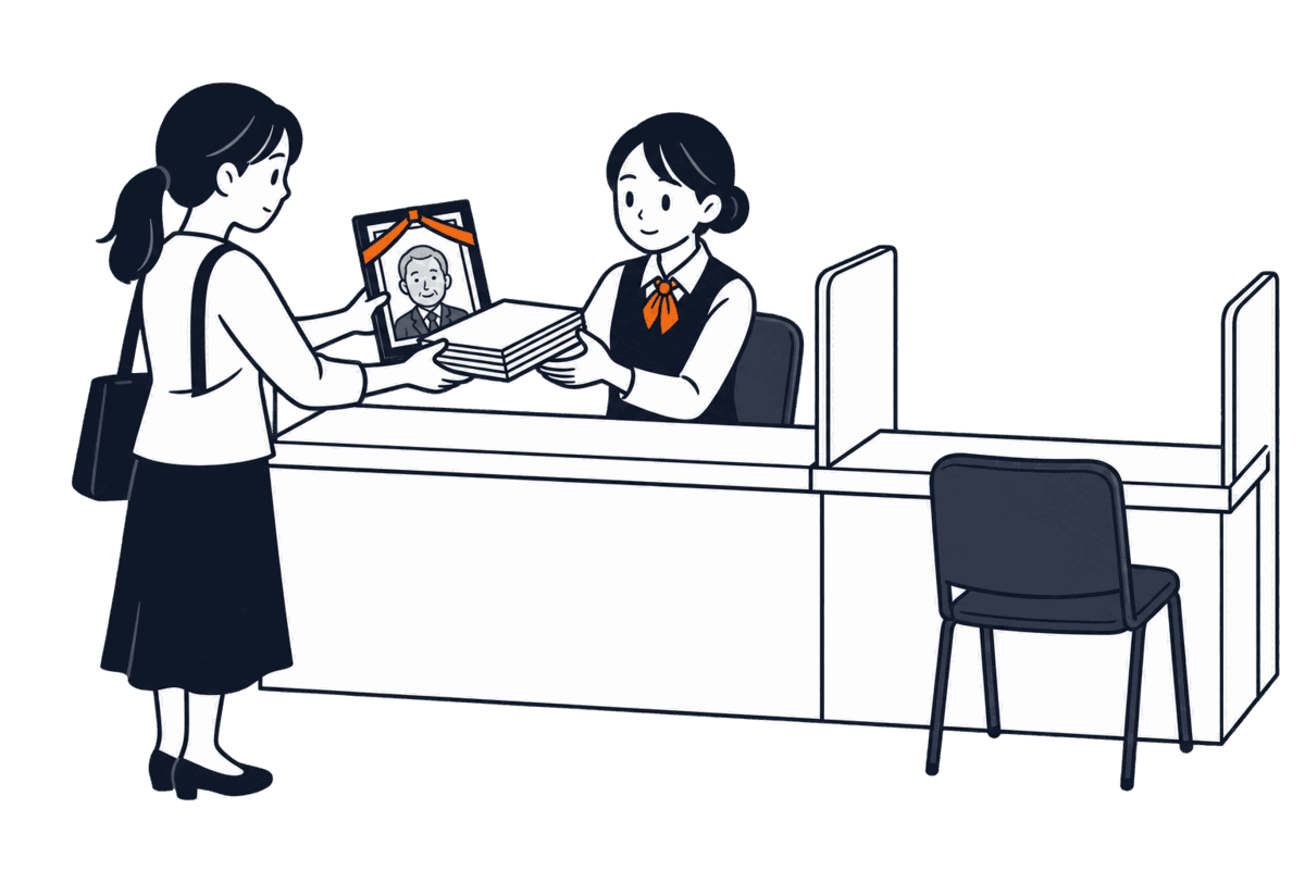一人の女性が遺影と戸籍の束を職員に差し出し、隣のカウンターは空いている