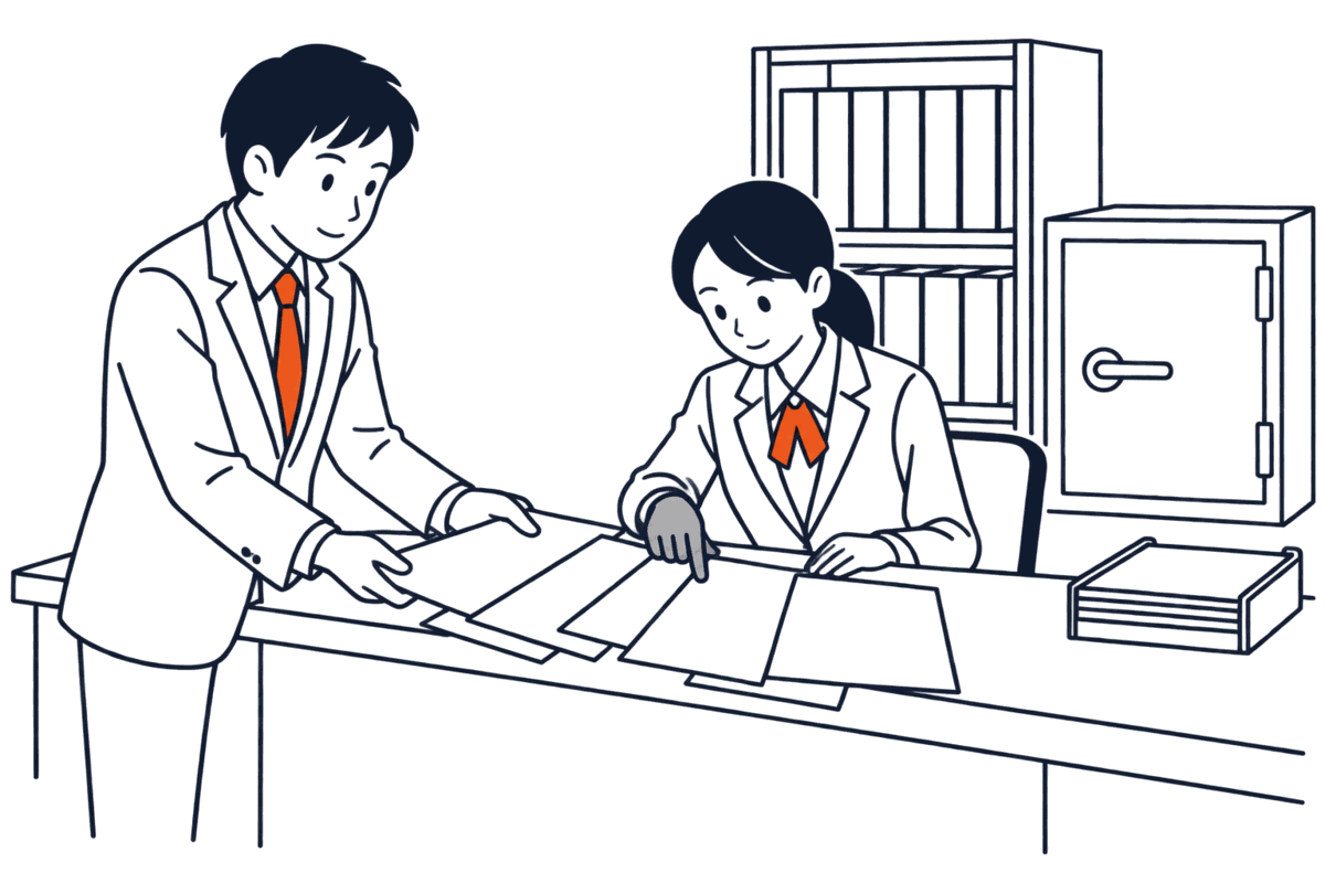 供託所の窓口で会社員が書面の束を広げ、職員が一枚一枚を指でなぞって確かめ、奥の棚に綴じ込み帳が並ぶ