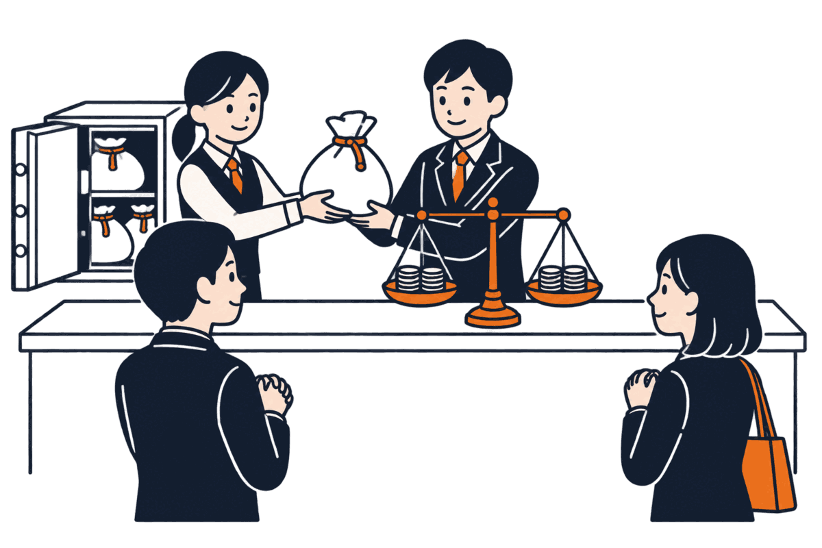 裁判所の職員が天秤で硬貨を二人の債権者に分け、供託所の職員が金庫から袋を取り出して裁判所の職員に渡している
