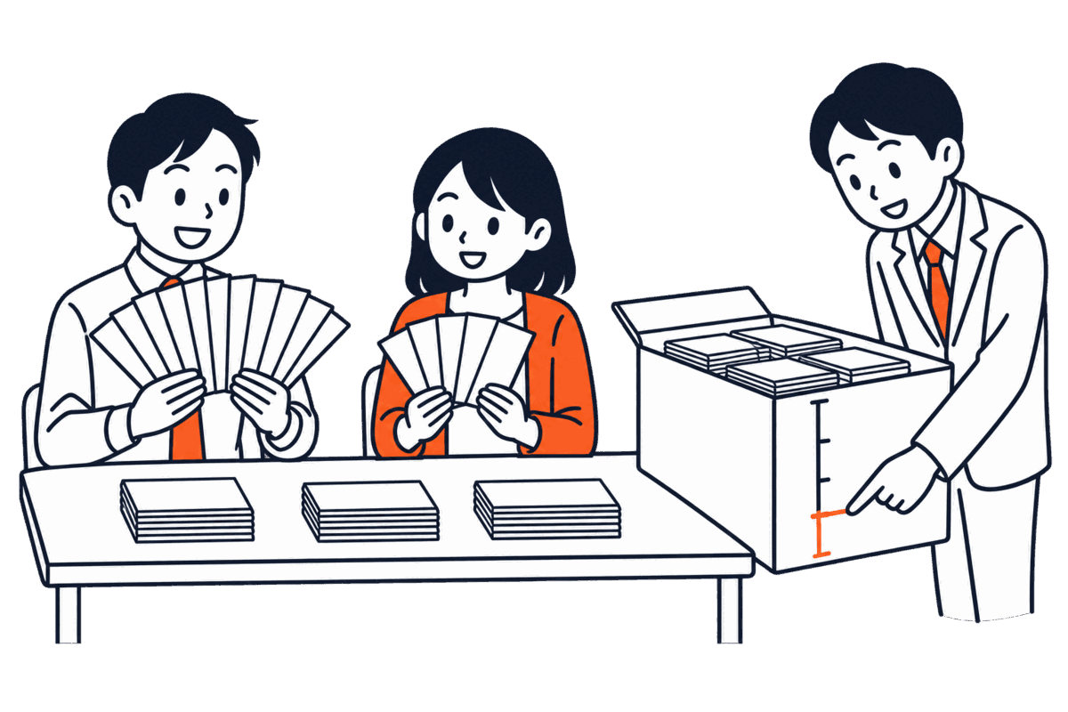 発起人二人が株券の束を分け合い、横で大きな箱の四分の一の目盛りを職員が指さす