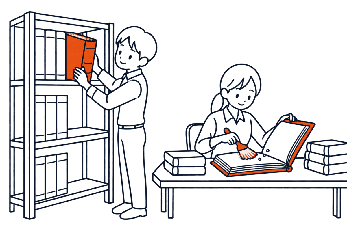 書庫で登記簿を閉じて棚の奥へしまう係員と、古い登記簿を取り出して開く係員